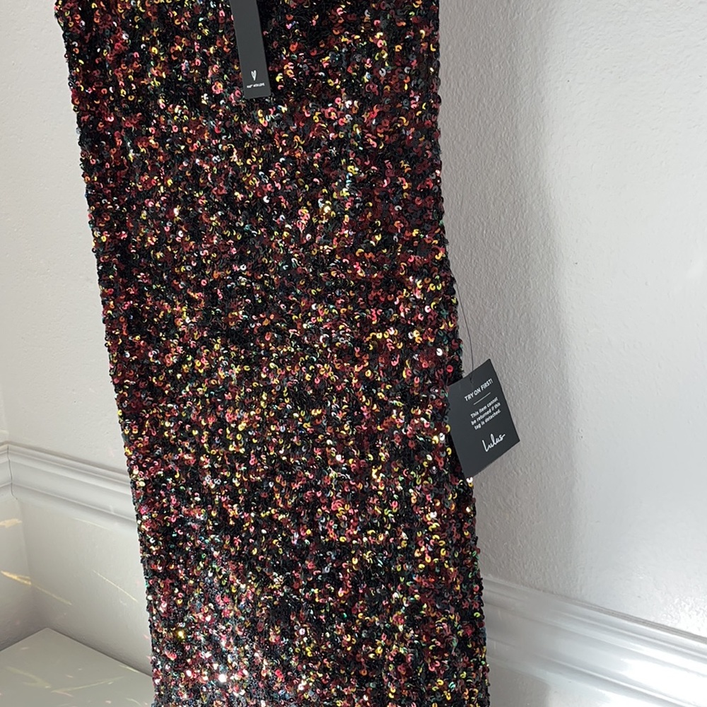 NWT. Beautiful Lulus sequin dress.